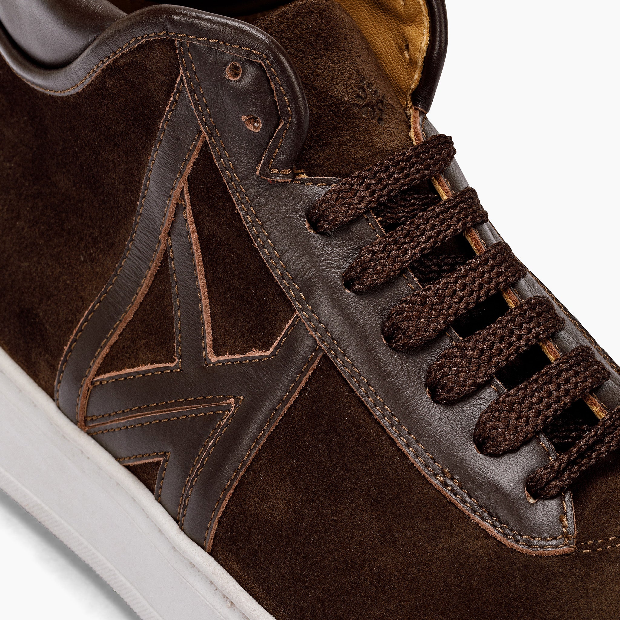 Suede leather mid-sneaker for sharing