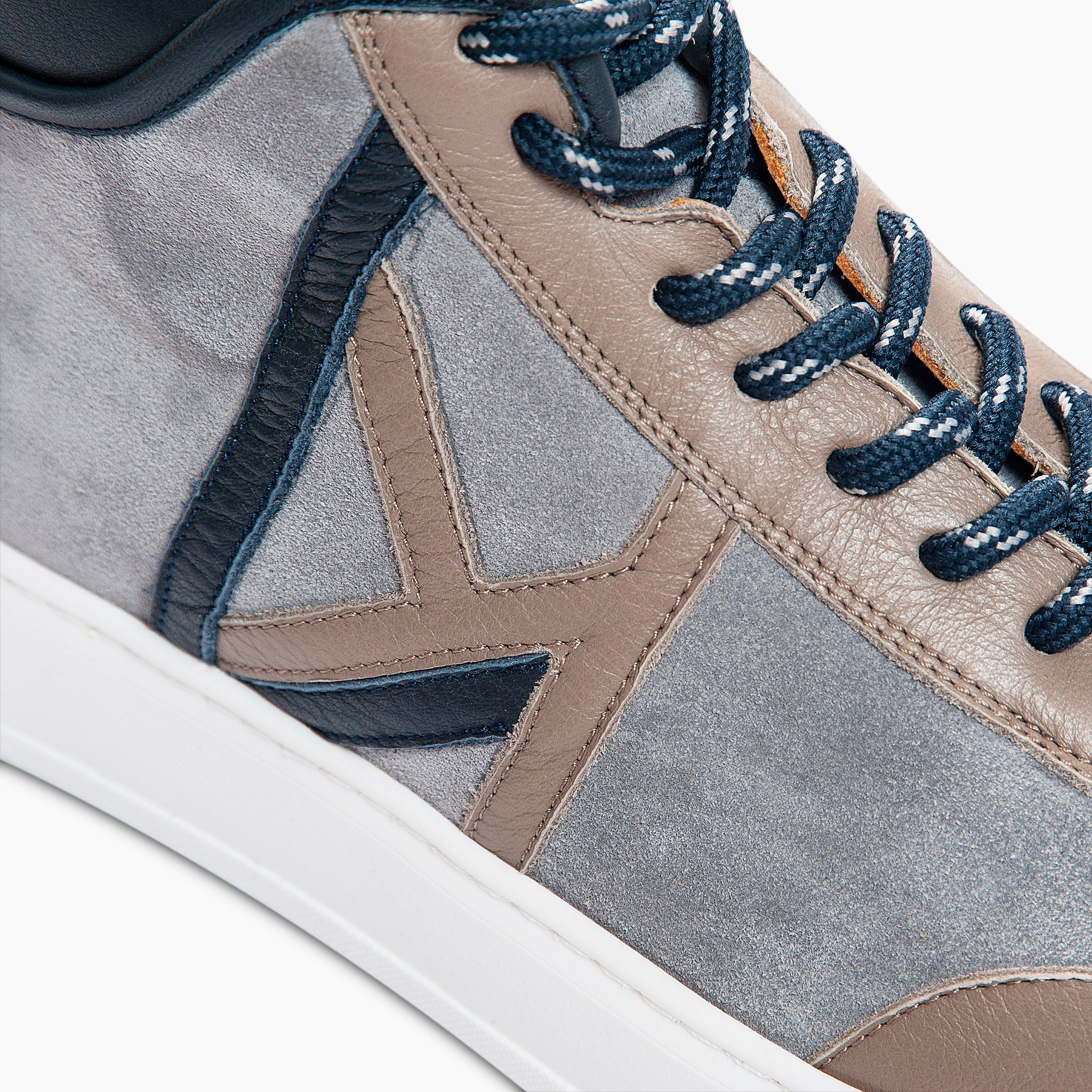 Suede leather mid-sneaker for sharing