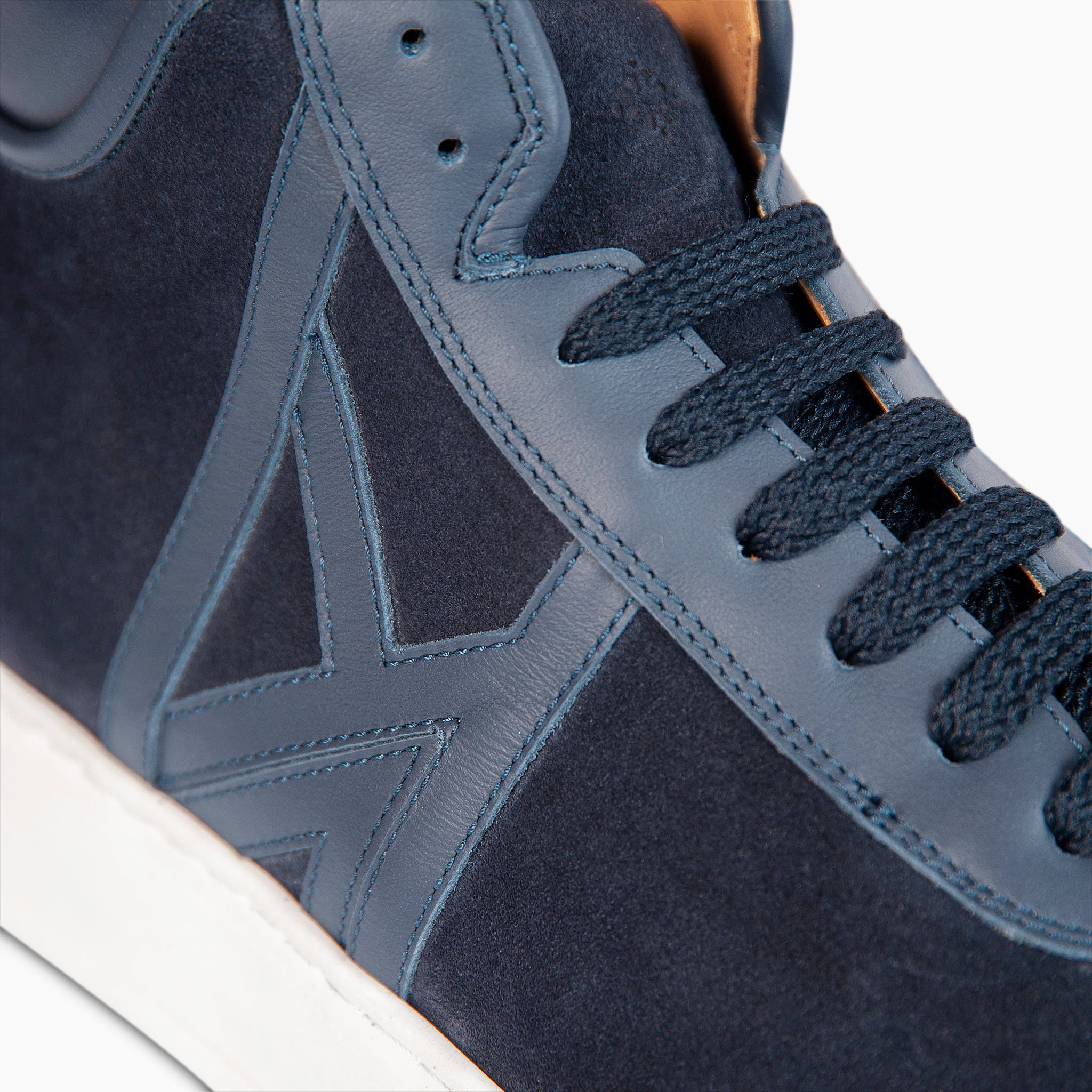 Suede leather mid-sneaker for sharing