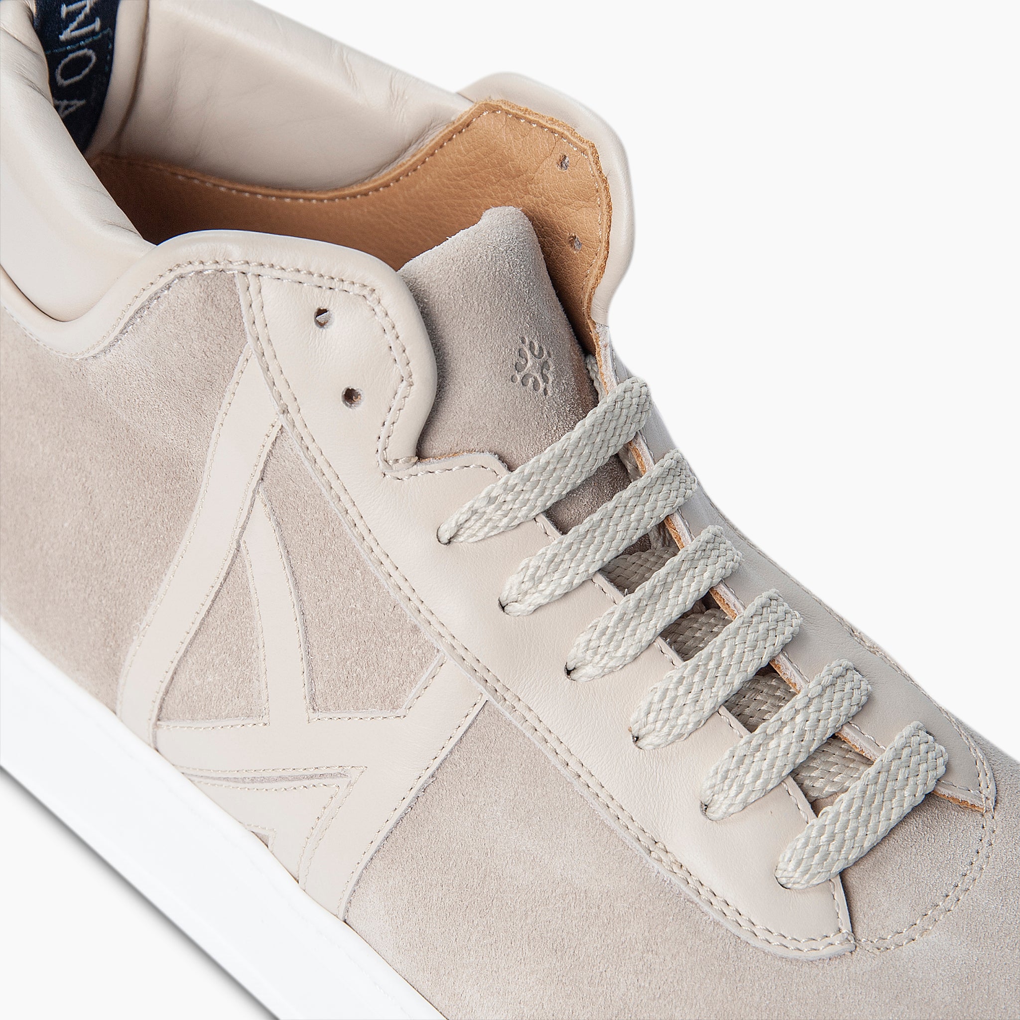 Suede leather mid-sneaker for sharing