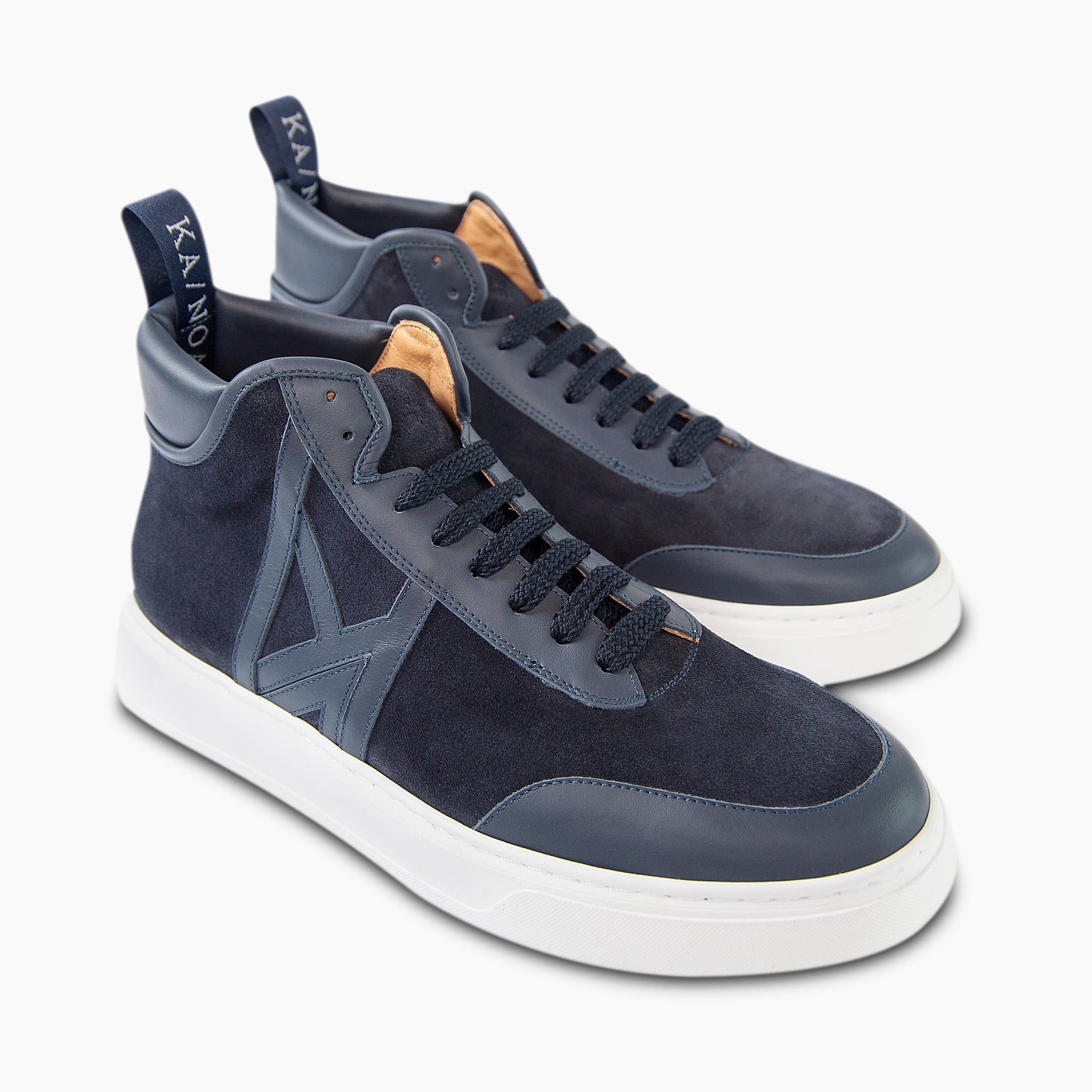 Suede leather mid-sneaker for sharing